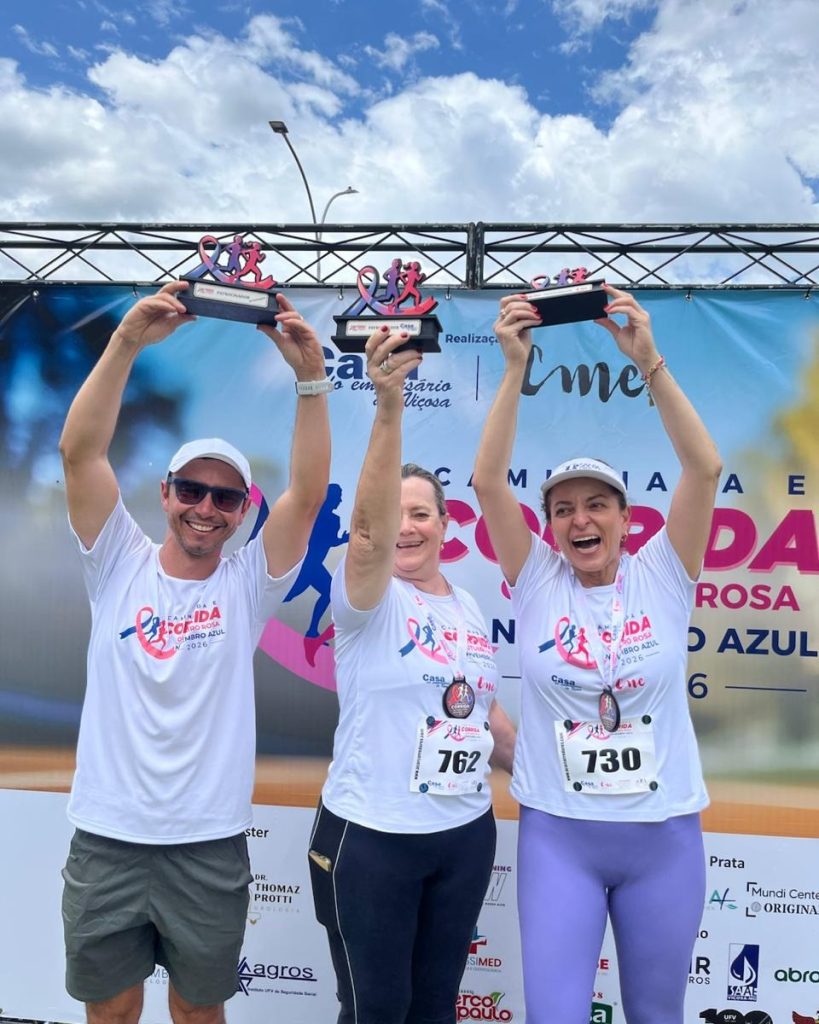 Atletas premiados exibem os troféus da Corrida Outubro Rosa e Novembro Azul