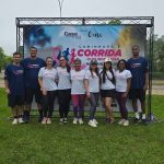 Equipe da Casa do Empresário e da CME diante do pórtico da Corrida e Caminhada Outubro Rosa e Novembro Azul 2026, na UFV