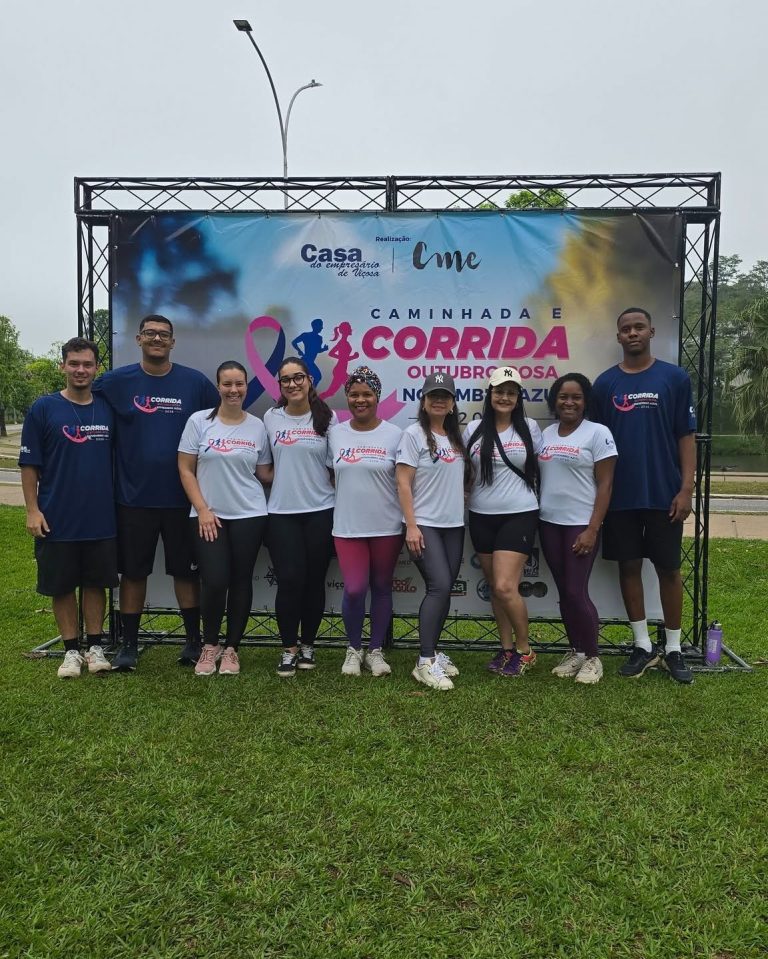 Equipe da Casa do Empresário e da CME diante do pórtico da Corrida e Caminhada Outubro Rosa e Novembro Azul 2026, na UFV