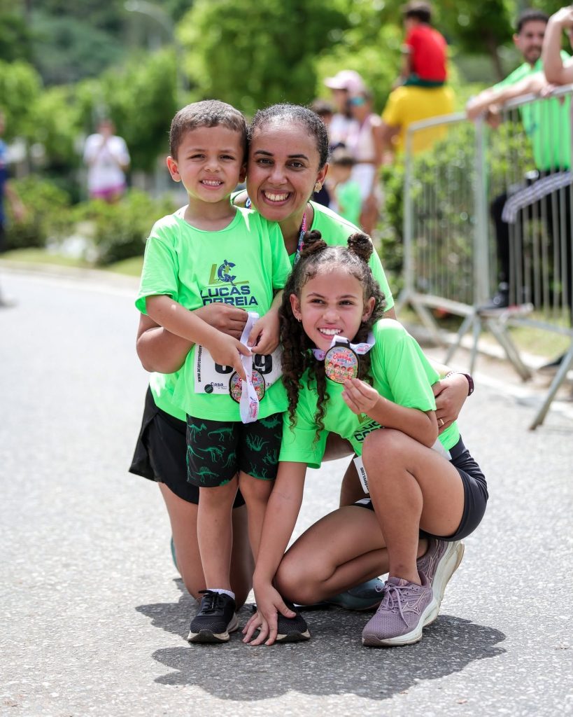 Família com crianças medalhistas na Corrida e Caminhada Outubro Rosa e Novembro Azul