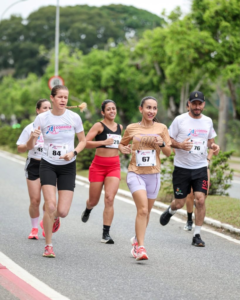 Corredores no percurso da Corrida Outubro Rosa e Novembro Azul na UFV
