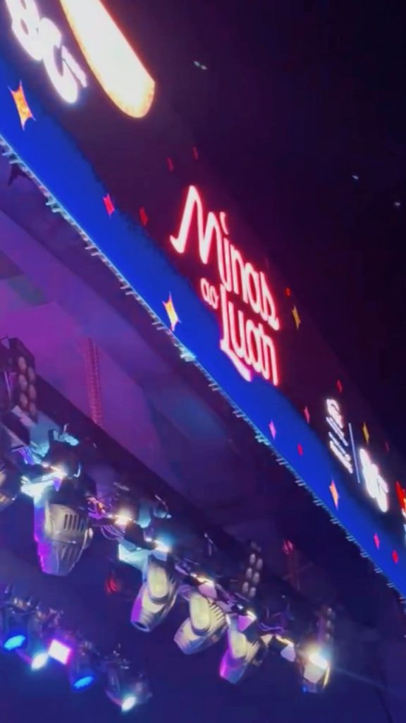 Palco iluminado do Minas ao Luar no gramado das Quatro Pilastras, na UFV